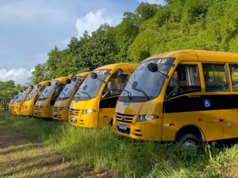 Imagem de Ministério Público da Bahia é acionado para averiguar abandono de ônibus escolares e tratores em pátio do governo