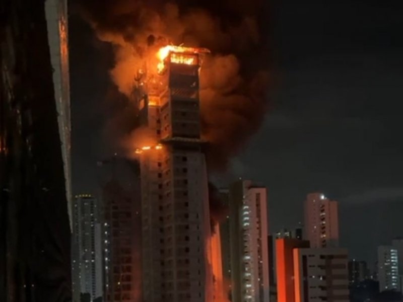 Imagem de VÍDEO: Prédio em construção pega fogo em Recife; saiba detalhes