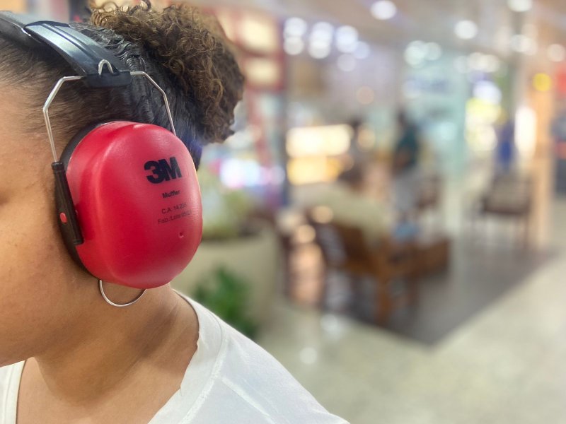 Imagem de Em Salvador, shoppings disponibilizam abafadores de ruídos para pessoas com TEA