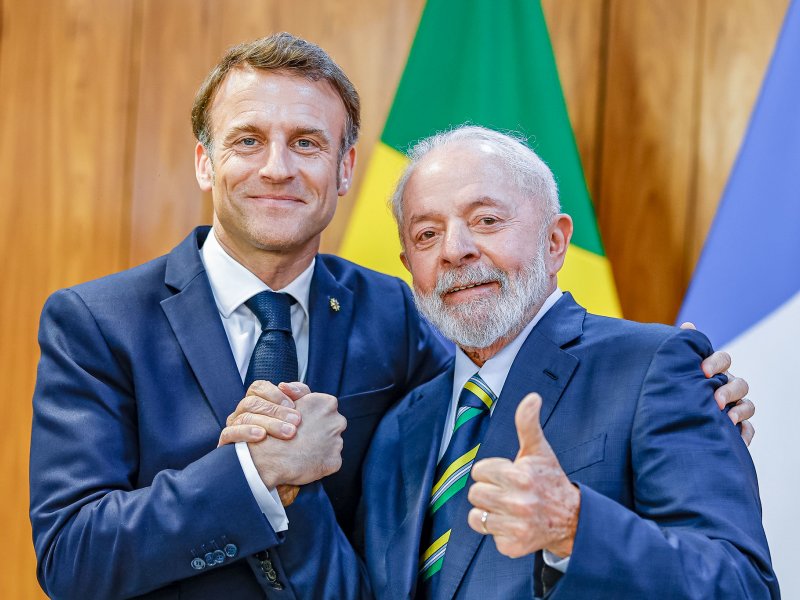 Imagem de De mala cheia: Saiba quais presentes Macron recebeu de Lula durante visita ao Brasil