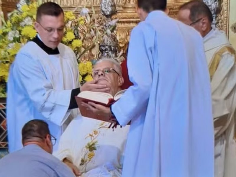 Imagem de Padre passa mal durante missa de Páscoa na Catedral Basílica de Salvador