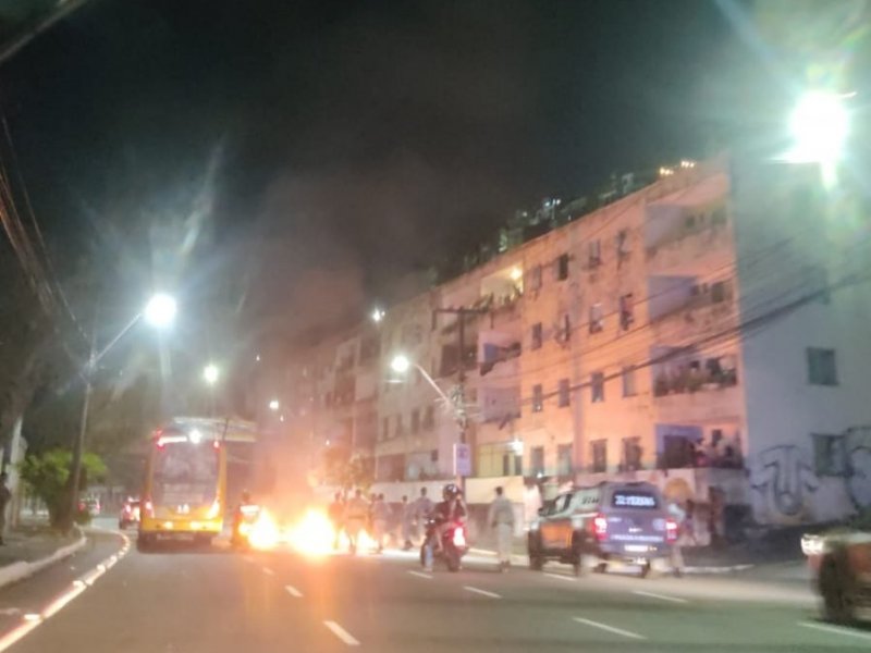 Imagem de Moradores do 'Carandiru' protestam e queimam objetos na Avenida Jequitaia