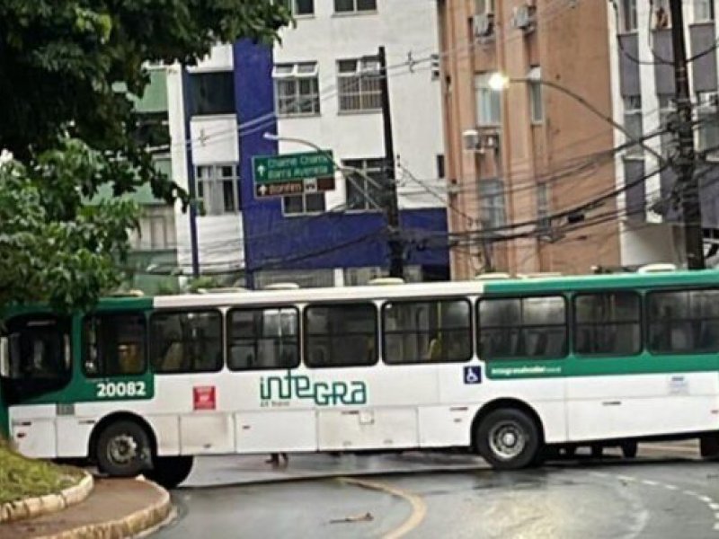 Imagem de Motorista de ônibus perde controle da direção e veículo fica atravessado na ladeira do Morro do Gato