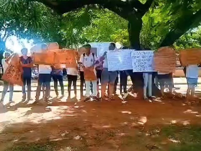 Imagem de Estudantes protestam contra falta de ar-condicionado em colégio no bairro de Mussurunga