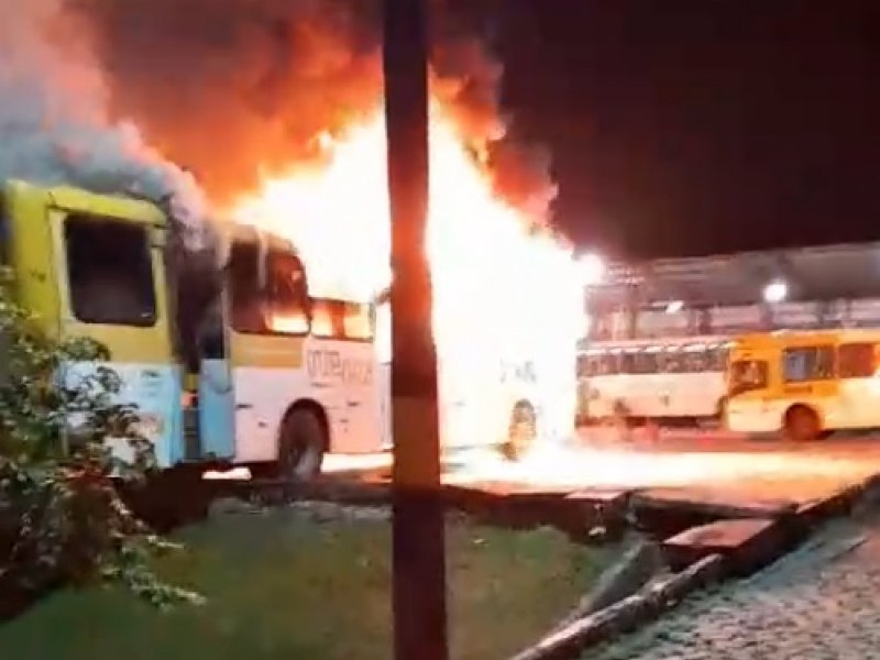 Imagem de Ônibus pega fogo em garagem da Integra Plataforma no Subúrbio de Salvador