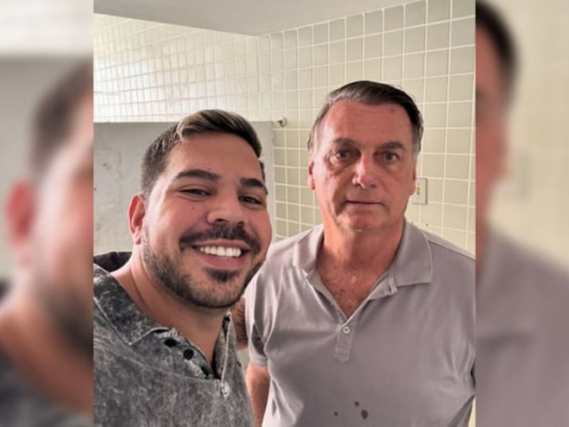 Imagem de Pré-candidato a vereador publica com Jair Bolsonaro dentro do banheiro