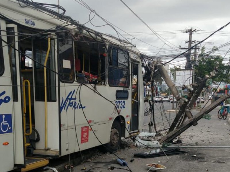Imagem de VÍDEO: Ônibus metropolitano bate em poste na frente de hospital na RMS
