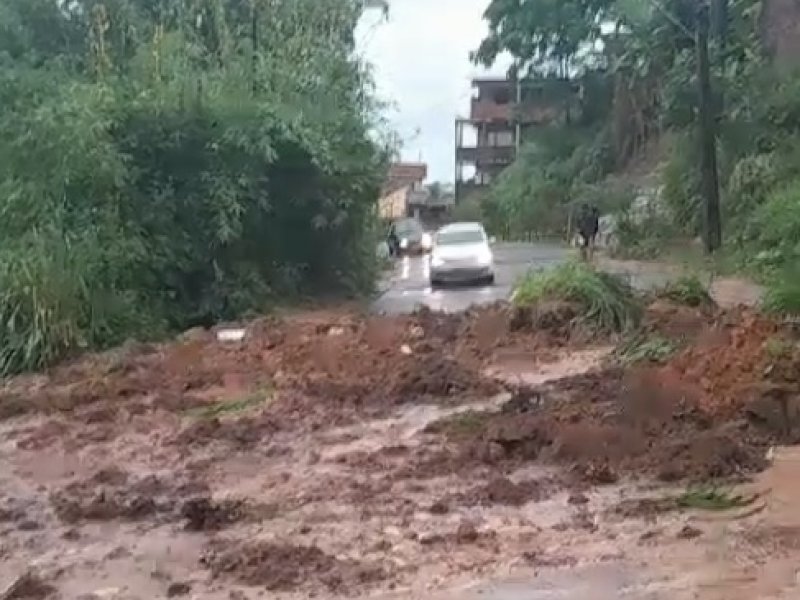 Imagem de VÍDEO: Deslizamento de terra interdita a Estrada Velha de Periperi