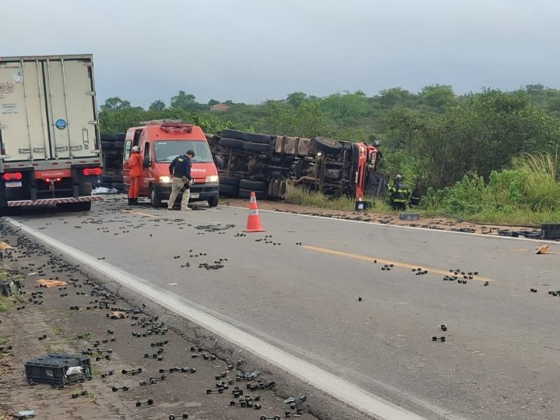 Imagem de Caminhão tomba em rodovia na Bahia e parte da carga fica espalhada na pista