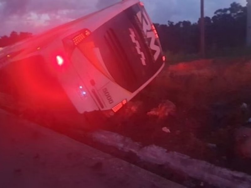 Imagem de Ônibus com turistas tomba e deixa nove mortos no sul da Bahia
