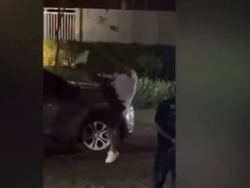 Imagem de Ex-jogador do Bahia é flagrado quebrando carro em condomínio do Rio 
