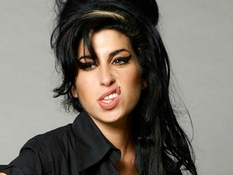 Imagem de Cinebiografia de Amy Winehouse estreia em maio e sugere 'culpados' pela morte da cantora
