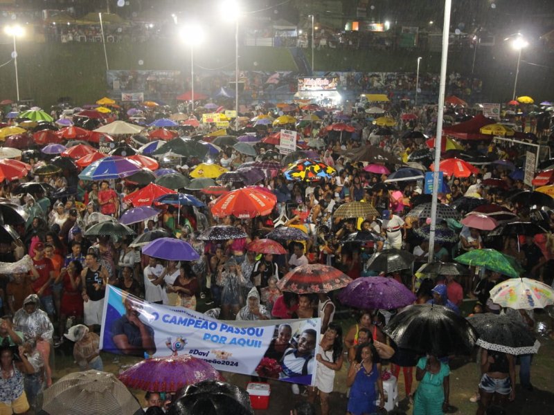 Imagem de Torcida de Davi encara chuva e lota Arena Pronaica em noite de final do BBB24