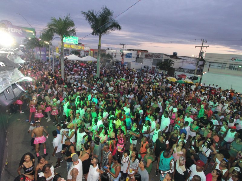 Imagem de Mesmo com calor e chuva, Micareta de Feira atrai multidão no terceiro dia de festa