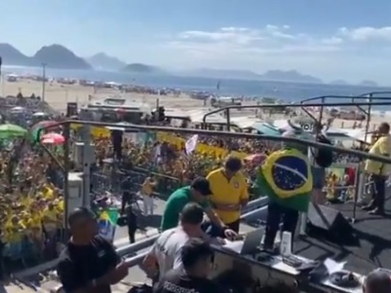 Imagem de Bolsonaro reúne multidão em Copacabana