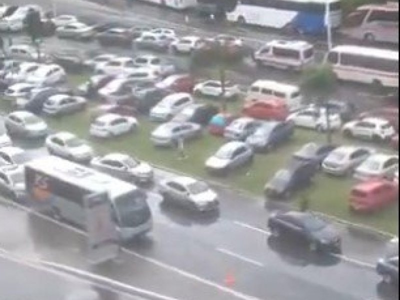 Imagem de Transalvador faz operação e guincha carros no Dique do Tororó