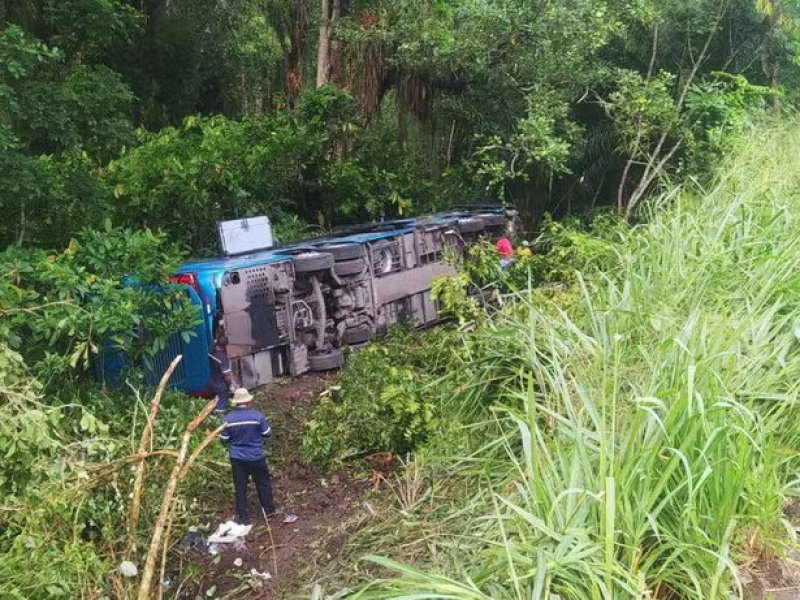 Imagem de Ônibus tomba em rodovia na Bahia e treze pessoas ficam feridas