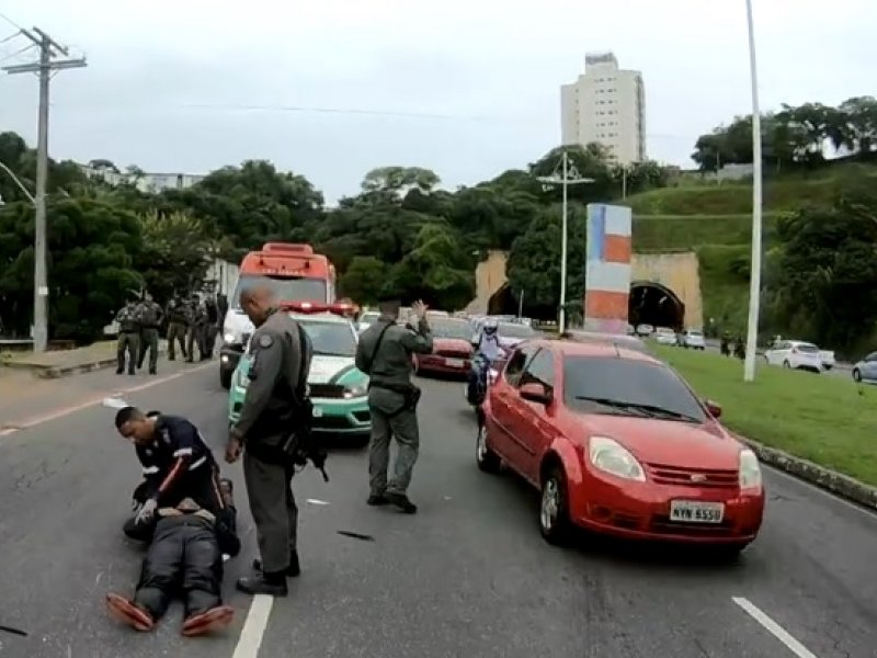 Imagem de Motociclista e pedestre ficam feridos em acidente na avenida Luís Eduardo Magalhães