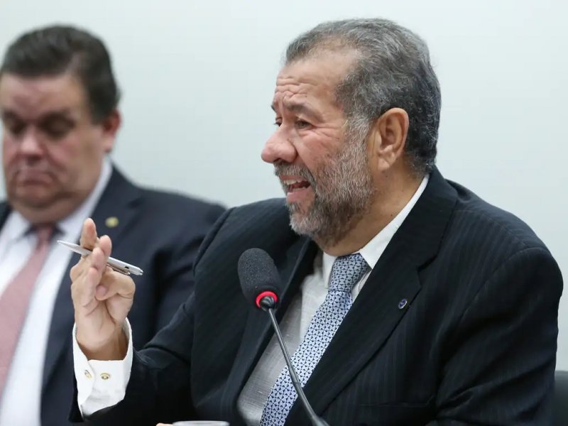 Imagem de Em meio a tensão entre PDT e União Brasil, Carlos Lupi virá a Salvador nesta sexta-feira