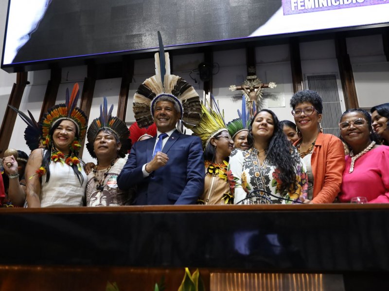Imagem de Governador da Bahia sanciona lei que reestrutura carreira de professor indígena