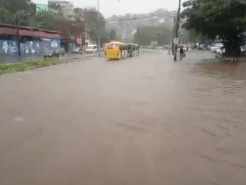 Imagem de Salvador ultrapassa marca de 740 mm de chuva em abril; cidade tem pontos de alagamento