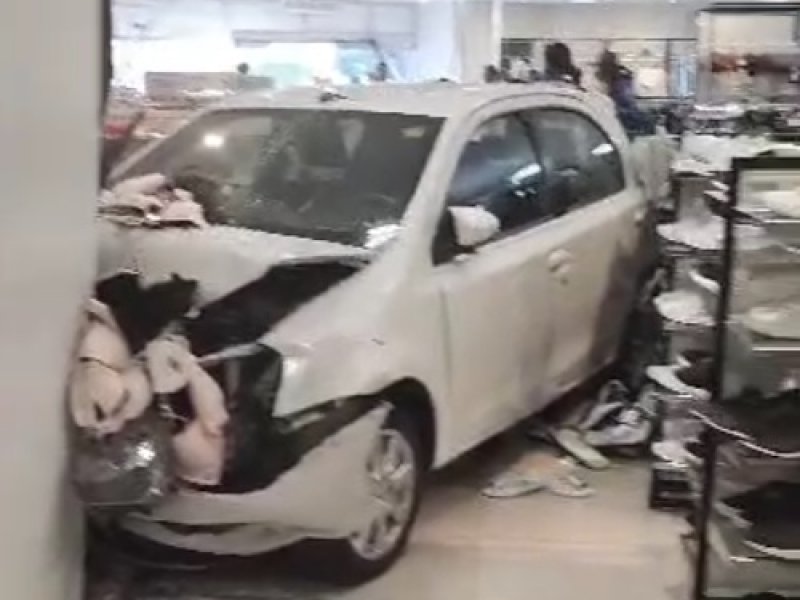Imagem de VÍDEO: Motorista perde controle da direção e carro invade loja no Shopping Barra