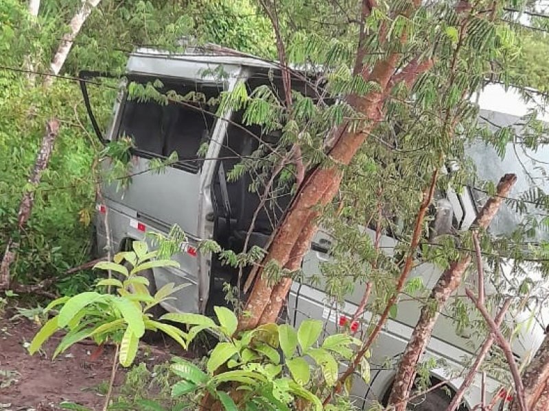 Imagem de VÍDEO: Van que transportava pacientes do Recôncavo para Salvador capota na BR-101