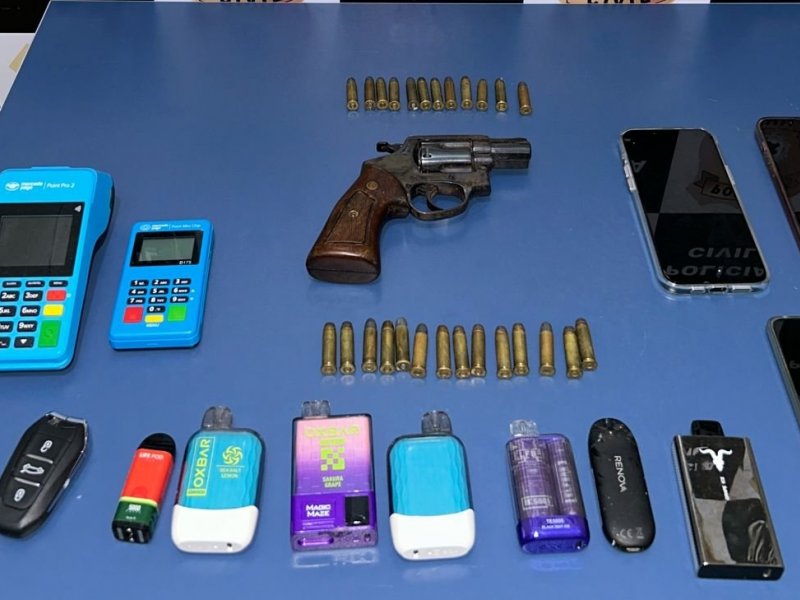 Imagem de Suspeito de vender cigarros eletrônicos é preso com arma e munições em Vitória da Conquista