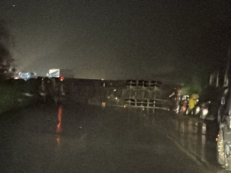 Imagem de Carreta tomba na BR-101 e acidente interdita trecho da rodovia no Recôncavo 