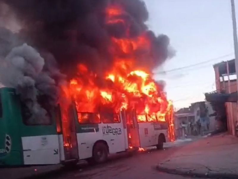 Imagem de Ônibus fica destruído após ser incendiado no bairro de São Cristóvão; ASSISTA