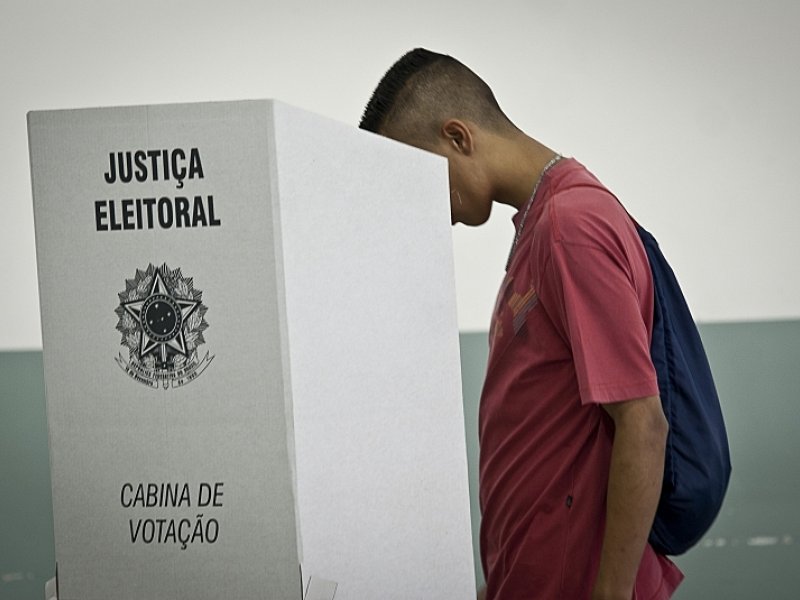 Imagem de Desconfiança? Número de jovens filiados a partidos vem caindo no Brasil; PT e PL 'remam contra a maré'