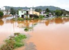 Imagem de Chuvas afetam 175 cidades na Região Sul e rio em SC ameaça transbordar
