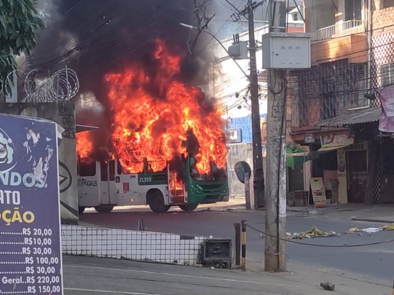 Imagem de Criminosos ateiam fogo em ônibus durante protesto na Estrada das Barreiras; ASSISTA