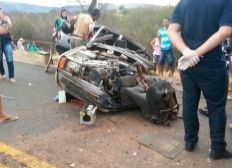Imagem de Acidente entre carro e caminhão mata motorista e duas crianças na BR-030