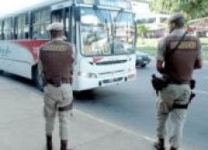 Imagem de Nova decisão judicial mantém gratuidade de policiais em ônibus de Salvador 