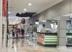 Imagem de Parte de teto desaba e corredor de shopping fica alagado em Jaú