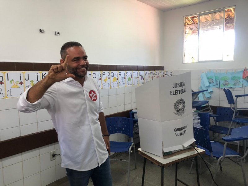 Imagem de Acompanhado da prefeita Moema Gramacho, Rosalvo vota em Lauro de Freitas