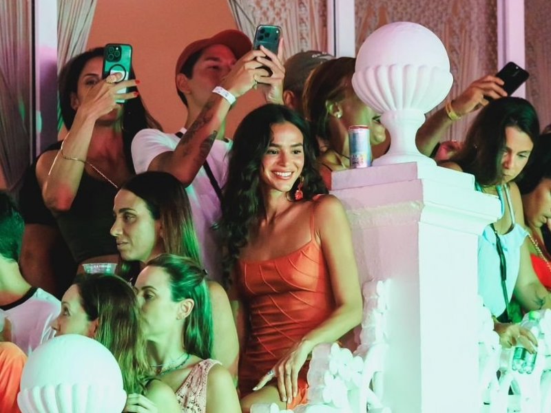 Imagem de Bruna Marquezine prestigia ensaio da Timbalada no Candyall