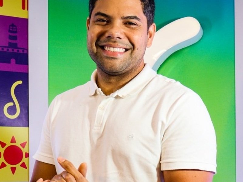 Imagem de Alex Silvestre estreia hoje na Salvador FM e assume bancada do Ligação Direta