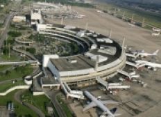 Imagem de Aeroporto na França é evacuado após descoberta de bagagem suspeita