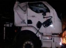 Imagem de Caminhão desgovernado cai em ribanceira e deixa dois feridos