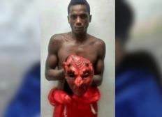 Imagem de Homem preso usando máscara de diabo e roupa de papai noel é morto