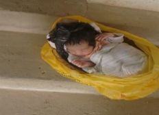 Imagem de Criança encontrada em sacola plástica no Brinco de Ouro
