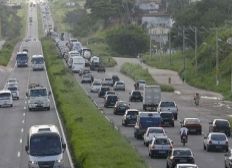 Imagem de Acidente com 3 carros deixa trânsito lento na BR-324, sentido Salvador