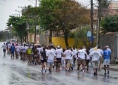 Imagem de Caminhada da Paz no bairro de Itapuã realizada por Polícias Militares