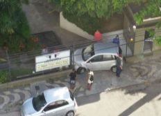 Imagem de Carro derruba portão da garagem de condomínio em bairro de Salvador