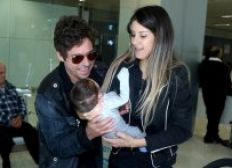 Imagem de Emoção dobrada: Cantor conhece filho recém-nascido no aeroporto.