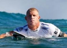 Imagem de Em maré de azar, Fanning volta a surfar e encontra outro tubarão