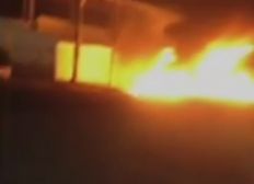 Imagem de Criminosos retiram passageiros e ateiam fogo em ônibus em Fortaleza