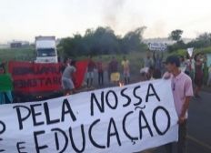Imagem de SAJ: Manifestantes bloqueiam BR contra PEC que limita investimento em educação
